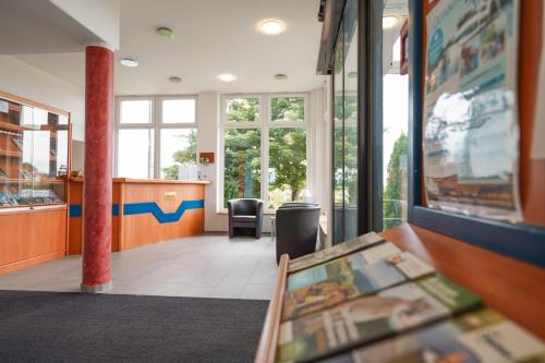 a lobby of a restaurant with a table and chairs at Hotel Sonnenhof - Tante ALMA`s Sommerfrische in Sonnen