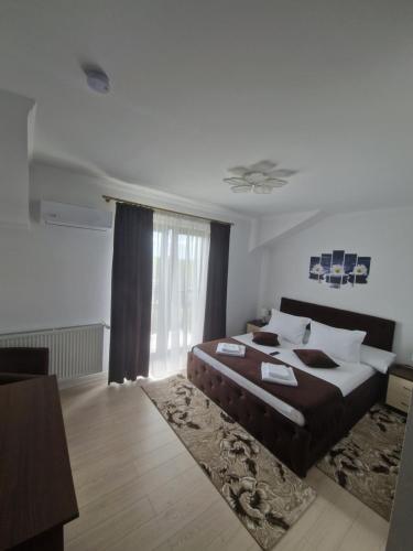 Postel nebo postele na pokoji v ubytování Pensiunea GOLD Wellness&Spa