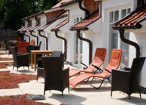 a row of chairs and tables on a patio at Dreimädelhaus - Kirchseelte in Kirchseelte