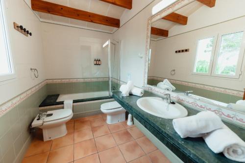 a bathroom with a sink and a toilet at Villas Amarillas in Cala Blanca