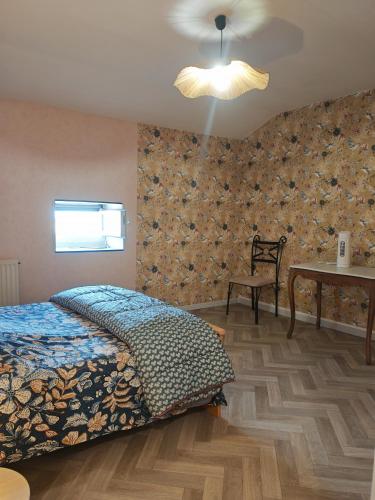 - une chambre avec un lit, une table et un ventilateur de plafond dans l'établissement chez Émile côté face maison entière, 3 chambres, 2 salles de bains,jardin et terrasse, à Humes