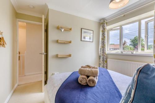 a bedroom with a bed with two teddy bears on it at 3 Bed in Baconsthorpe oc-s32338 in Baconsthorpe
