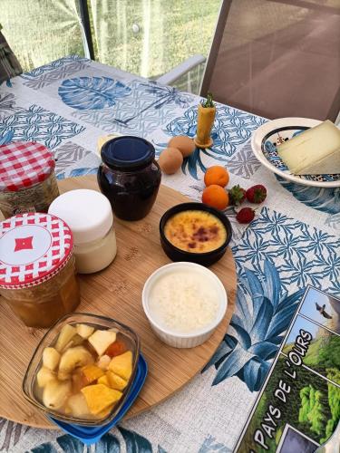 une table en bois avec de la nourriture dessus dans l'établissement La salamandre de l'escat, à Montastruc-de-Salies