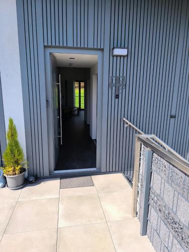a hallway leading to a building with a door at Stadt und See Nahes Appartment in Klagenfurt