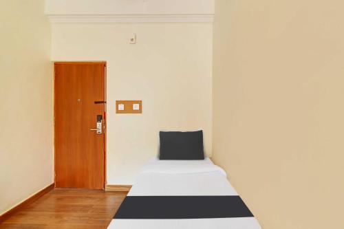 Postel nebo postele na pokoji v ubytování Townhouse City Center Kushal Nagar