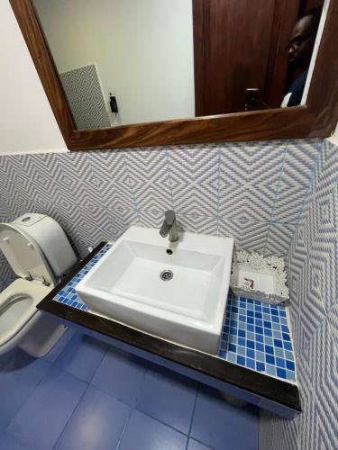 Un baño de 27 Cafe Zanzibar Airport Hotel