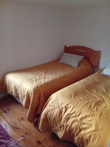 two beds sitting next to each other in a bedroom at Casablanca in Temuco