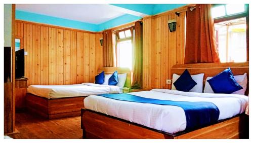 Postel nebo postele na pokoji v ubytování Hotel Golden Kisa Resort Sikkim Lachung