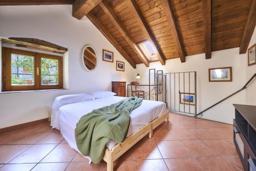 Ένα ή περισσότερα κρεβάτια σε δωμάτιο στο Large apartment in the village near Varenna