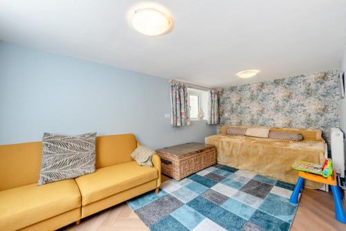 Χώρος καθιστικού στο 5 Bed in Mynyddygarreg oc-c32367