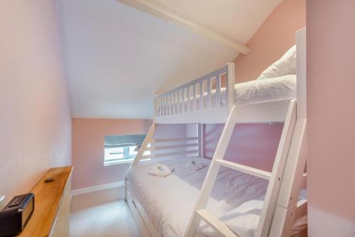 Ένα ή περισσότερα κρεβάτια σε δωμάτιο στο 5 Bed in Mynyddygarreg oc-c32367