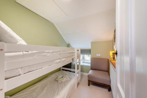 Ένα ή περισσότερα κρεβάτια σε δωμάτιο στο 5 Bed in Mynyddygarreg oc-c32367
