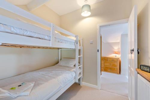 Ένα ή περισσότερα κρεβάτια σε δωμάτιο στο 5 Bed in Mynyddygarreg oc-c32367