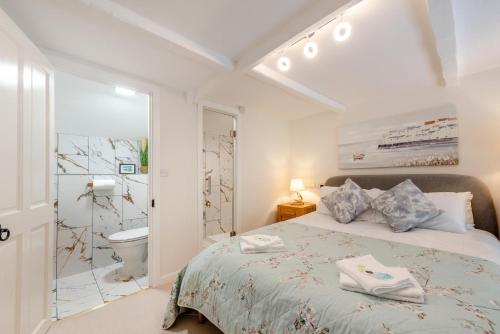 Ένα ή περισσότερα κρεβάτια σε δωμάτιο στο 5 Bed in Mynyddygarreg oc-c32367