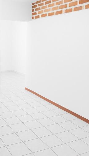 an empty room with a brick wall and white tiles at Departamento Puerto Vallarta in Puerto Vallarta