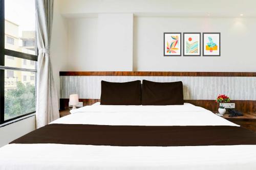 Ένα ή περισσότερα κρεβάτια σε δωμάτιο στο Hotel O Shirdi
