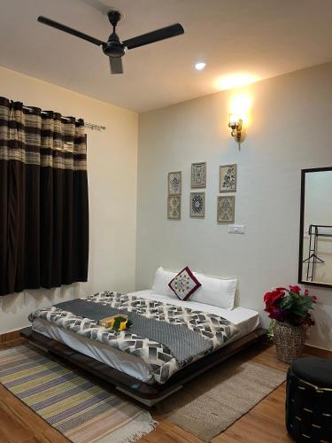 Ένα ή περισσότερα κρεβάτια σε δωμάτιο στο Madhuban Home Private Room Apartment-Style ,1 Room