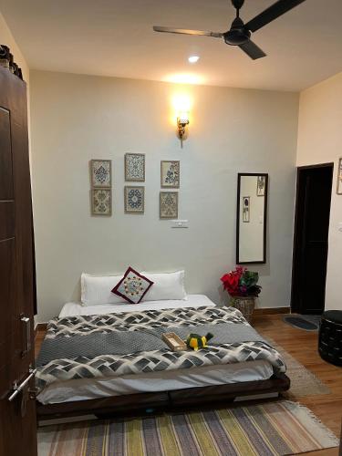 Ένα ή περισσότερα κρεβάτια σε δωμάτιο στο Madhuban Home Private Room Apartment-Style ,1 Room