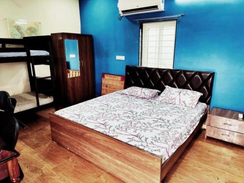 Voodi või voodid majutusasutuse Svasti FarmsPoolBBQACBonfireKids Garden toas