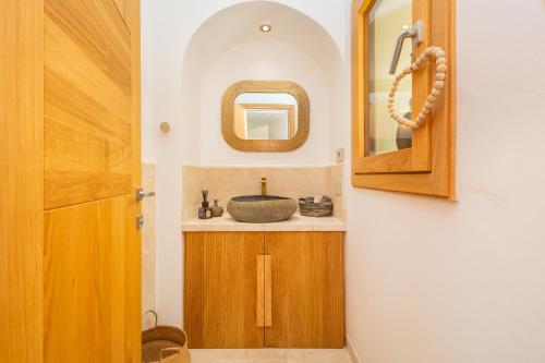 Bilik mandi di Luxury Villa in Cala dei Ginepri
