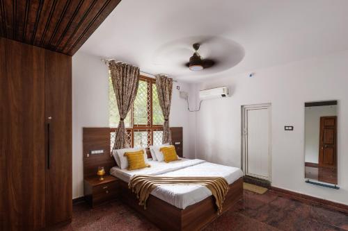 Ένα ή περισσότερα κρεβάτια σε δωμάτιο στο DLR FarmhousePrivate Pool4BHKACWi-Fi