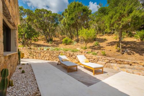 Taman di luar Luxury Villa in Cala dei Ginepri