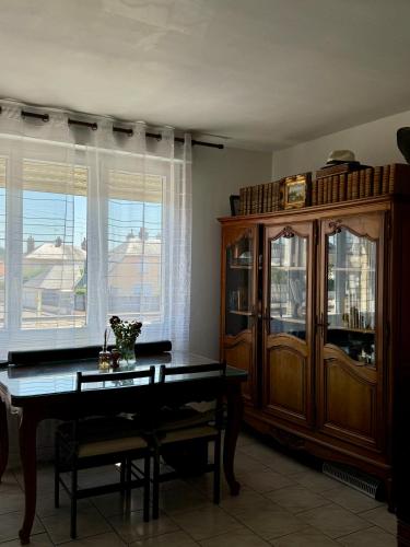 une salle à manger avec une table et une grande fenêtre dans l'établissement 24 H Circuit Le Mans, au Mans