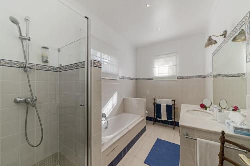 Koupelna v ubytování Magnificent Funchal Villa Quinta D'alegria 4 Bedrooms Panoramic Sea View