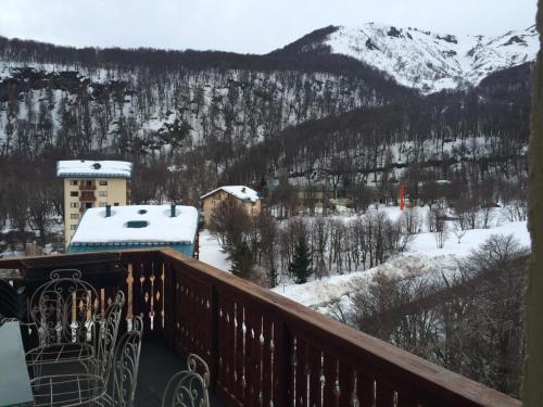 a balcony with a view of a snow covered mountain at Departamentos Exclusivos Termas de Chillán in Nevados de Chillan