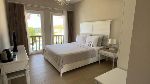 Postel nebo postele na pokoji v ubytování Datca Doris Hotel