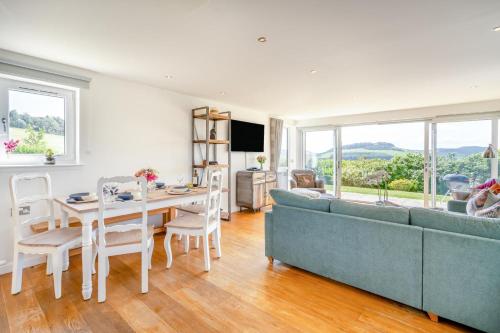 Televisyen dan/atau pusat hiburan di 3 Bed in Newburgh oc-h32592
