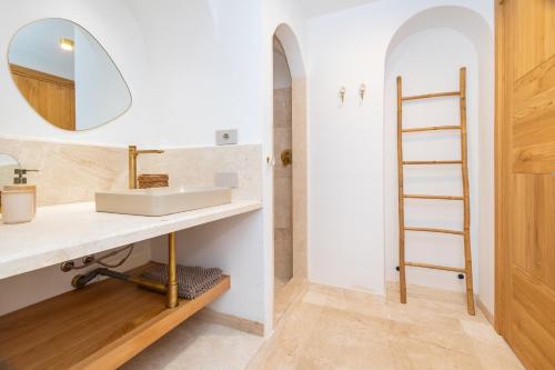 Bilik mandi di Luxury Villa in Cala dei Ginepri