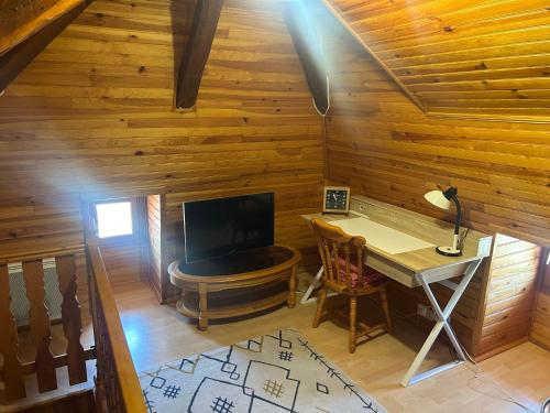 a room with a desk and a television in a cabin at Tour atypique in Saint-Étienne-de-Fougères