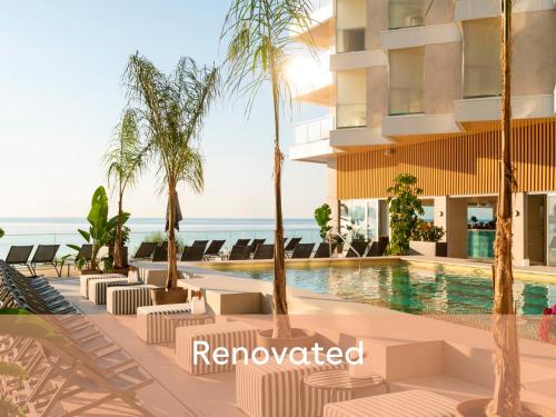 an image of the swimming pool at the resort at INNSiDE by Meliá Alicante Porta Maris in Alicante