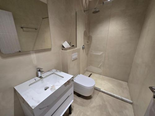 Koupelna v ubytování OKEJ Hotel
