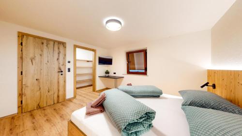 Un dormitorio con dos camas y una puerta. en Haus Matteo, en Oetz