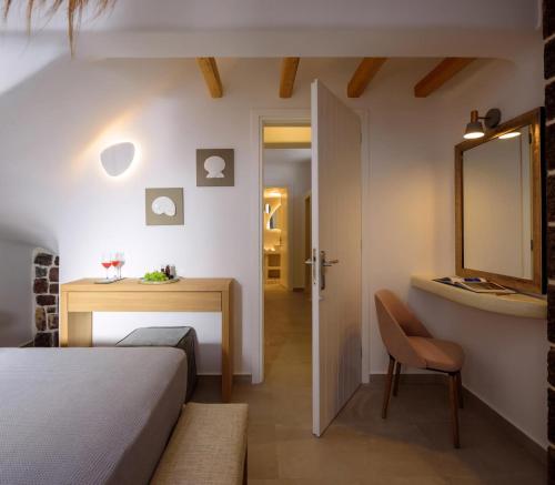 Katil atau katil-katil dalam bilik di Splendid Santorini Villa Villa Vista 3 Bedrooms Private Pool & Spa Bath & Breathtaking Sea Views Akrotiri