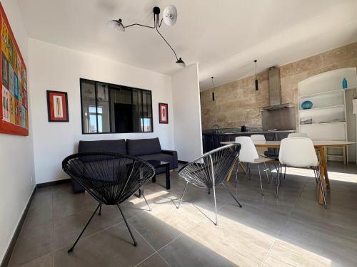 Kuchyň nebo kuchyňský kout v ubytování L'Appartement sur quai - en face de la Criée