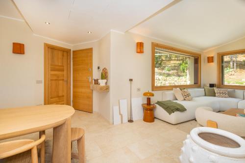 Ruang duduk di Luxury Villa in Cala dei Ginepri