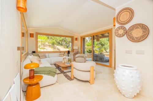 Ruang duduk di Luxury Villa in Cala dei Ginepri