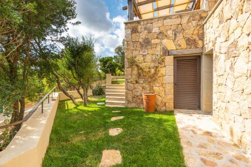 Taman di luar Luxury Villa in Cala dei Ginepri