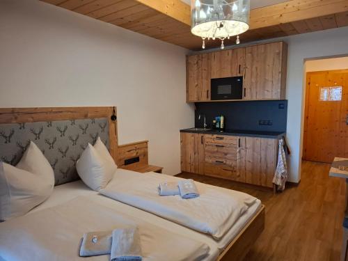 Una cama o camas en una habitación de Appartements Baumanngut