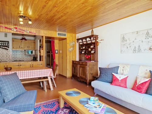 un salon avec deux canapés et une table dans l'établissement RESIDENCE RSA18 SWIMMING POOL & CENTER 6 pers, à Châtel