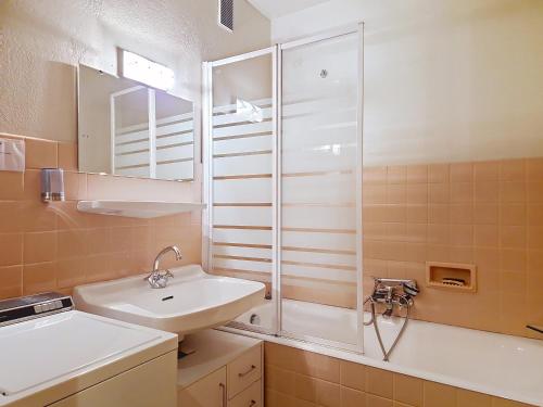une salle de bain avec un lavabo et une douche dans l'établissement RESIDENCE RSA18 SWIMMING POOL & CENTER 6 pers, à Châtel