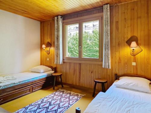 une chambre avec deux lits et une fenêtre dans l'établissement RESIDENCE RSA18 SWIMMING POOL & CENTER 6 pers, à Châtel