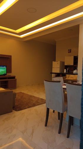 a living room with a dining table and chairs at Vida no Paraíso Lagoinha in Tigre