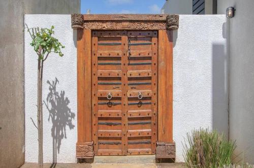 a wooden door on the side of a building at Villa Paradisiaque au cœur de Grand Baie in Mauritius