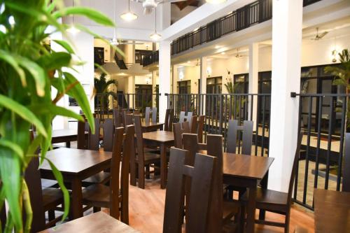 Un restaurante o sitio para comer en SKY SEA-Arugambay