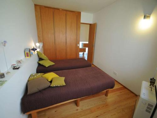 ein Schlafzimmer mit einem Bett mit gelben Kissen darauf in der Unterkunft Stunning Caminha Villa 3 Bedrooms Villa Gagusta Beautiful Sea & Beach in Caminha