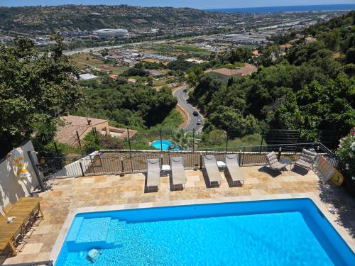 une piscine avec vue sur une ville dans l'établissement Studio 2 Personnes Saint Laurent du Var Montaleigne, à Saint-Laurent-du-Var